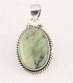 Bewerkte ovale zilveren hanger met groene Zwitserse opaal afbeelding 1