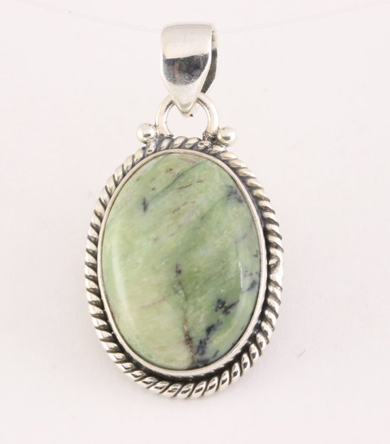 Bewerkte ovale zilveren hanger met groene Zwitserse opaal afbeelding 1