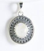 Bewerkte ovale zilveren hanger met regenboog maansteen afbeelding 1