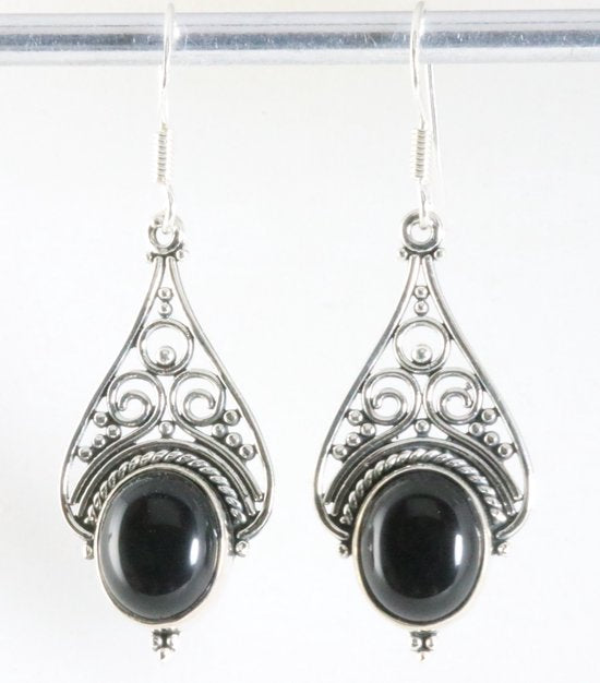Lange opengewerkte zilveren oorbellen met onyx afbeelding 1