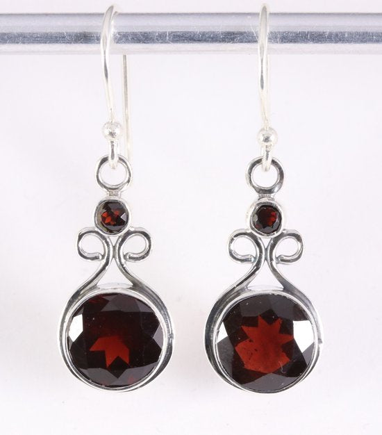 Opengewerkte zilveren oorbellen met granaat afbeelding 1