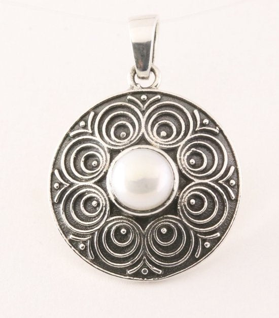 Ronde bewerkte zilveren hanger met zoetwater parel afbeelding 1