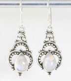 Opengewerkte zilveren oorbellen met regenboog maansteen afbeelding 1