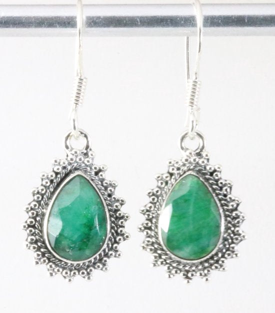 Fijne bewerkte zilveren oorbellen met smaragd afbeelding 1