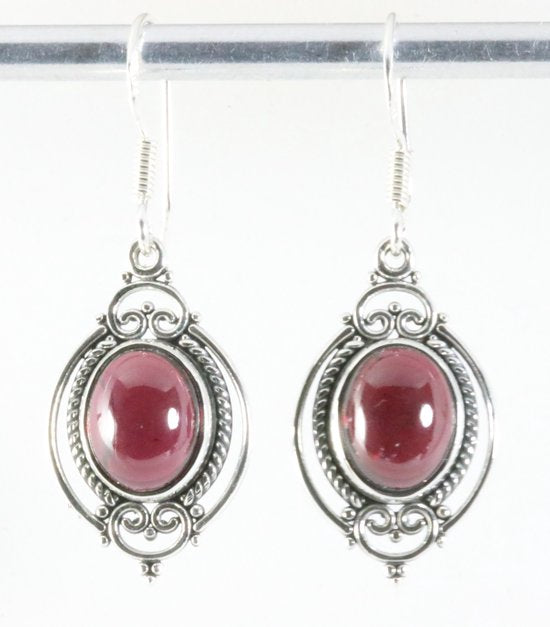 Bewerkte zilveren oorbellen met granaat afbeelding 1