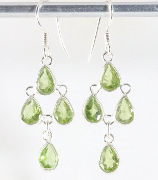 Fijne zilveren oorbellen met peridoot afbeelding 1