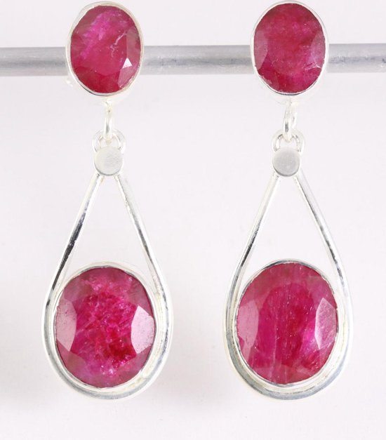 Lange zilveren oorstekers met robijn afbeelding 1