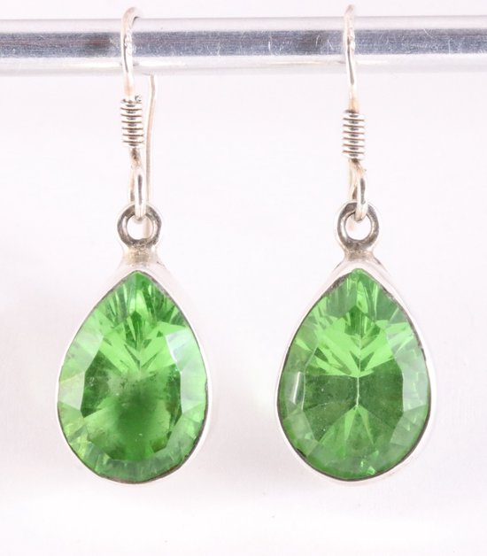 Druppelvormige zilveren oorbellen met peridoot afbeelding 1