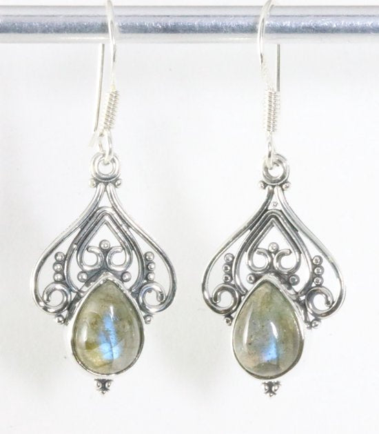 Opengewerkte zilveren oorbellen met labradoriet afbeelding 1