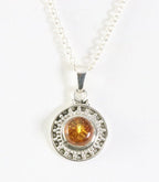 Fijne bewerkte ronde zilveren hanger met amber aan ketting afbeelding 1