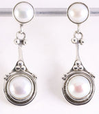 Lange bewerkte zilveren oorstekers met zoetwater parel afbeelding 1