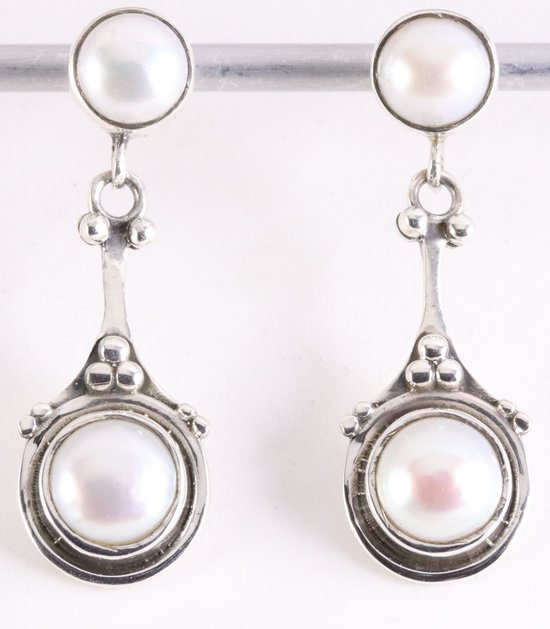 Lange bewerkte zilveren oorstekers met zoetwater parel afbeelding 1