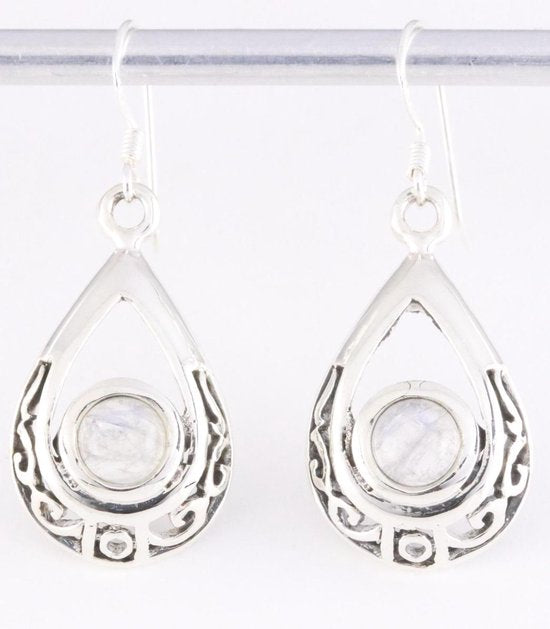 Opengewerkte zilveren oorbellen met regenboog maansteen afbeelding 1