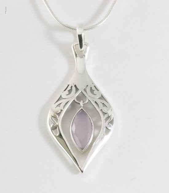 Opengewerkte zilveren hanger met rozenkwarts aan ketting afbeelding 1