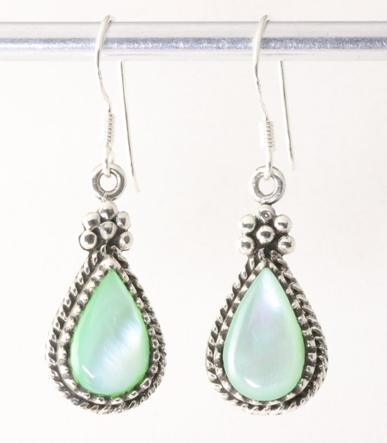 Bewerkte zilveren oorbellen met groene parelmoer afbeelding 1