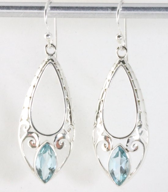 Lange opengewerkte zilveren oorbellen met blauwe topaas afbeelding 1