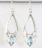 Lange opengewerkte zilveren oorbellen met blauwe topaas afbeelding 1