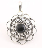 Opengewerkte zilveren hanger met onyx afbeelding 1