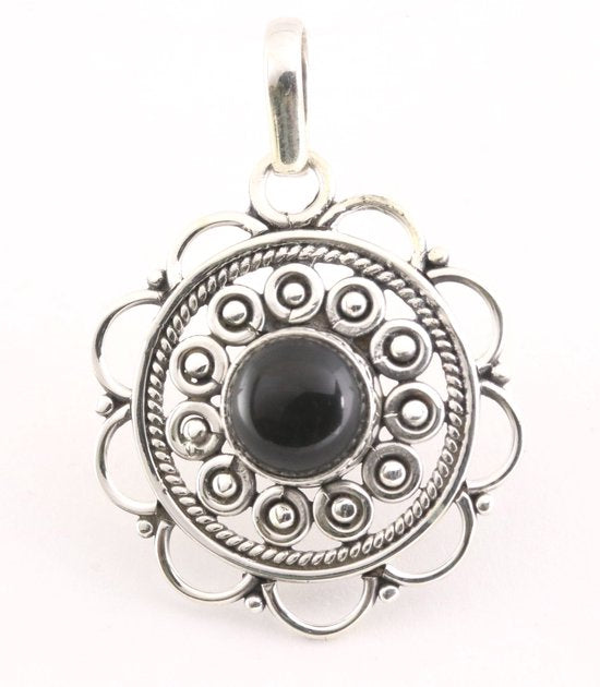 Opengewerkte zilveren hanger met onyx afbeelding 1