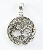 Ronde bewerkte zilveren hanger met levensboom op parelmoer afbeelding 1