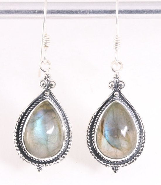 Bewerkte zilveren oorbellen met labradoriet afbeelding 1