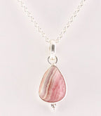 Fijne druppelvormige zilveren hanger met rhodochrosiet aan ketting afbeelding 1