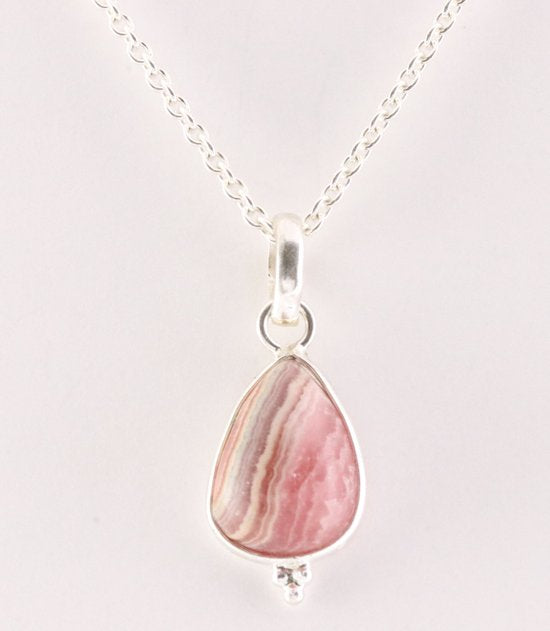 Fijne druppelvormige zilveren hanger met rhodochrosiet aan ketting afbeelding 1