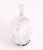 Ovaal hoogglans zilveren medaillon met bloemengravering afbeelding 1