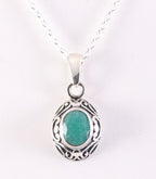 Fijne bewerkte zilveren hanger met smaragd aan ketting afbeelding 1