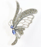 Opengewerkte zilveren vlinder broche met blauwe saffier en marcasiet afbeelding 1