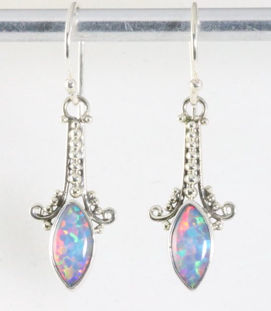 Traditionele bewerkte zilveren oorbellen met Australische opaal afbeelding 1