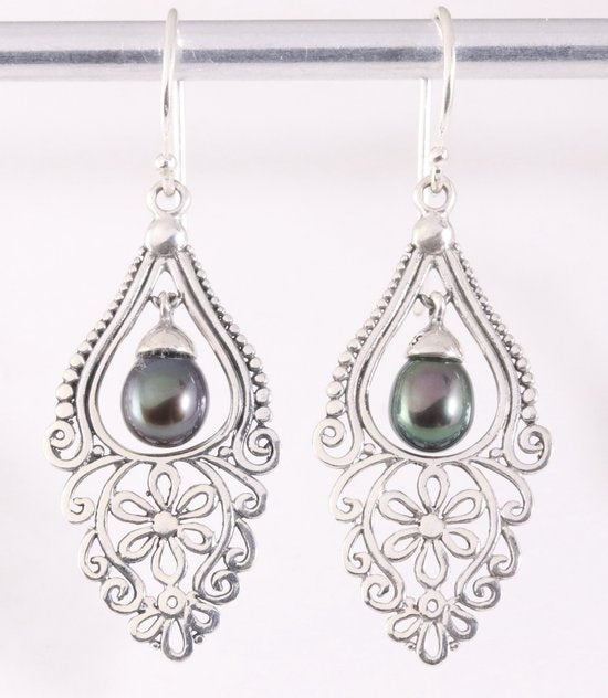 Opengewerkte zilveren oorbellen met zwarte zoetwater parel afbeelding 1