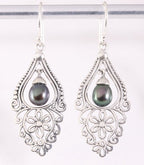 Opengewerkte zilveren oorbellen met zwarte zoetwater parel afbeelding 1