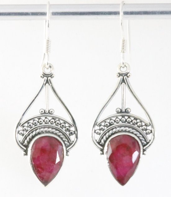 Opengewerkte zilveren oorbellen met robijn afbeelding 1