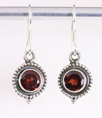 Fijne bewerkte ronde zilveren oorbellen met granaat afbeelding 1