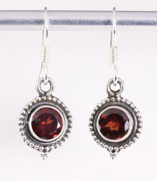 Fijne bewerkte ronde zilveren oorbellen met granaat afbeelding 1