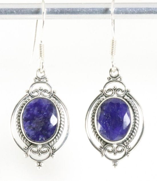 Bewerkte zilveren oorbellen met blauwe saffier afbeelding 1