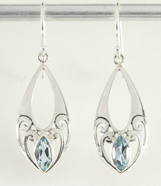 Opengewerkte zilveren oorbellen met blauwe topaas afbeelding 1