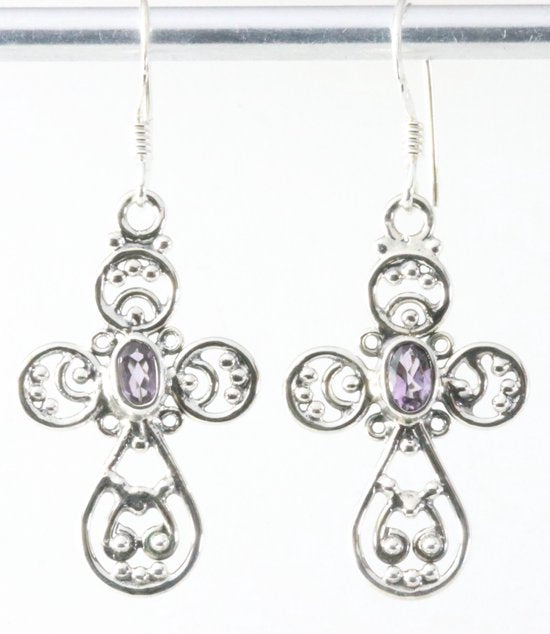 Opengewerkte kruisvormige zilveren oorbellen met amethist afbeelding 1