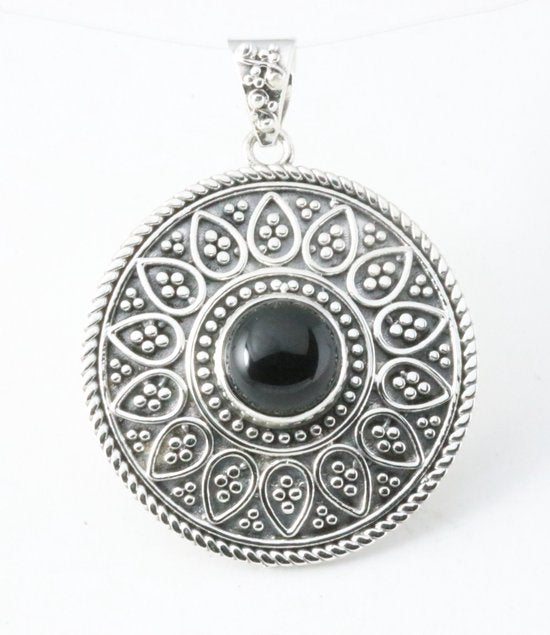 Ronde bewerkte zilveren hanger met onyx afbeelding 1