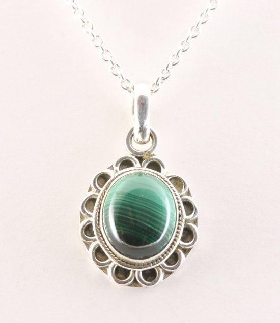 Fijne bewerkte zilveren hanger met malachiet aan ketting afbeelding 1
