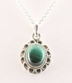 Fijne bewerkte zilveren hanger met malachiet aan ketting afbeelding 1