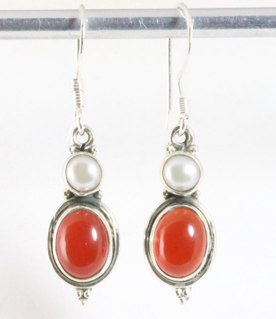 Fijne zilveren oorbellen carneool en parel afbeelding 1