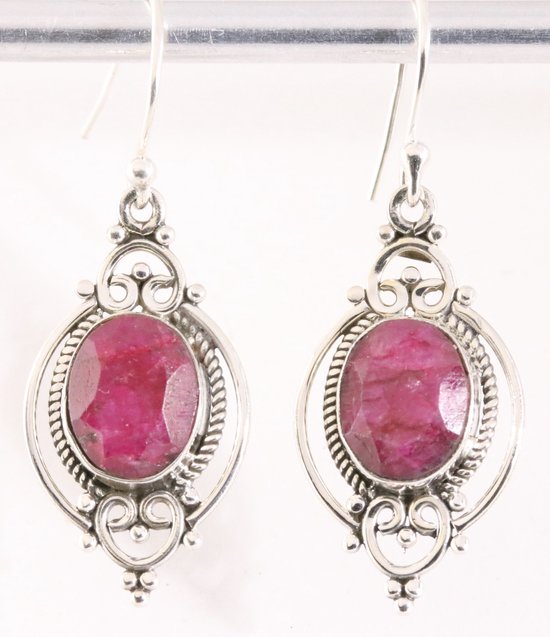 Opengewerkte zilveren oorbellen met robijn afbeelding 1