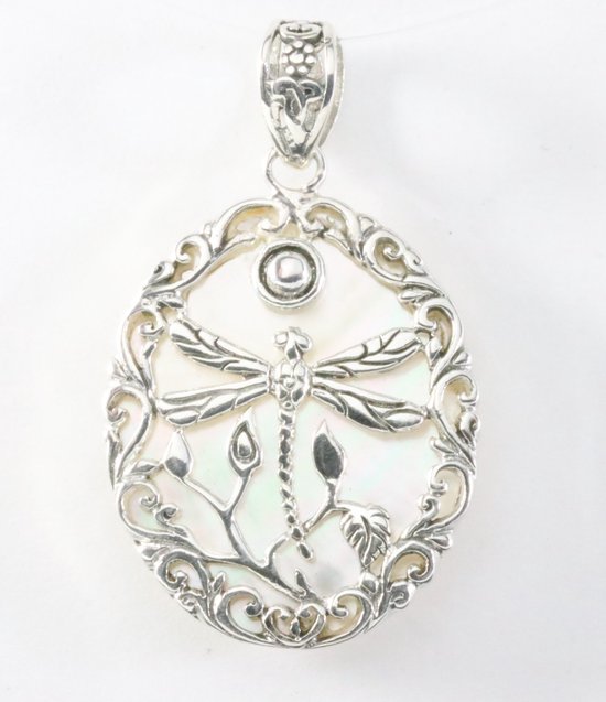 Ovale zilveren hanger met libelle op parelmoer afbeelding 1