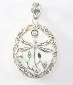 Ovale zilveren hanger met libelle op parelmoer afbeelding 1