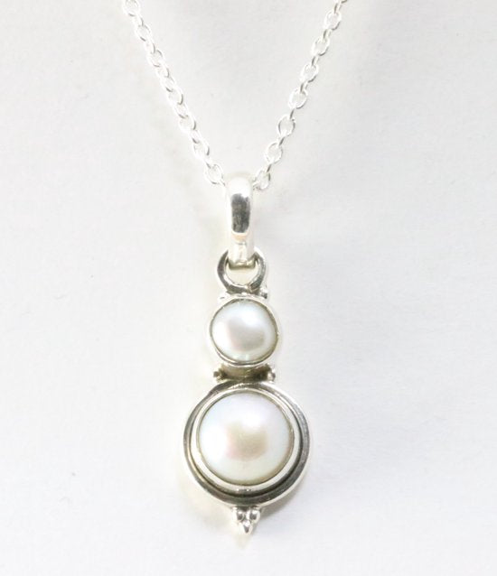 Fijne zilveren hanger met parel aan ketting afbeelding 1