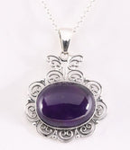 Grote opengewerkte zilveren hanger met amethist aan ketting afbeelding 1