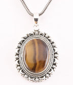 Bewerkte zilveren hanger met tijgeroog aan vossenstaart ketting afbeelding 1