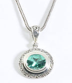 Traditionele bewerkte zilveren hanger met groene toermalijn aan ketting afbeelding 1